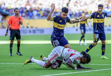 NEZAPAMĆENA SITUACIJA U ISTORIJI FUDBALA Sudija jednim potezom šokirao sve, ovako nešto nije viđeno