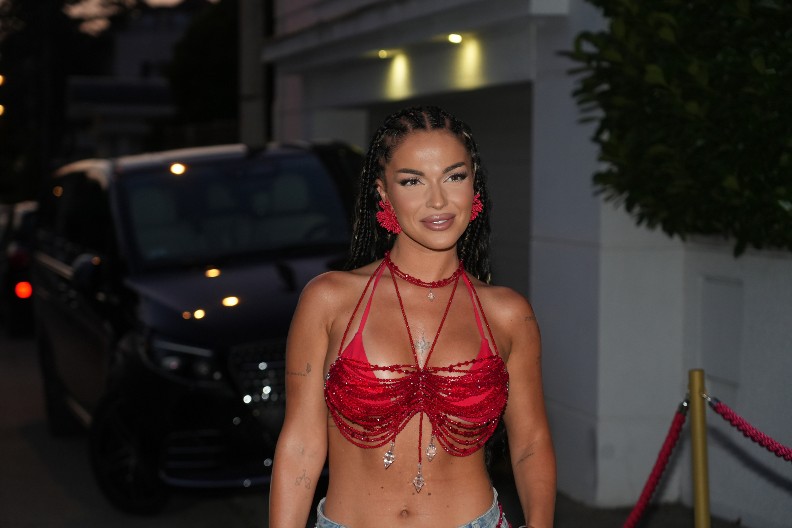 DEKOLTE DO PUPKA I GOLO TELO! Provokativna fotka Teodore Džehverović ostavila javnost bez daha, pevačica pokazala previše (FOTO)