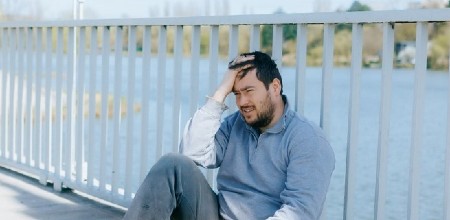 VIC DANA Mujo sedi na mostu, gleda u vodu i neutešno plače...