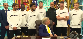 SNIMAK KOJI JE SRUŠIO INTERNET Donald Tramp ugostio Juventus i obratio se Vlahoviću sa neverovatnim pitanjem (VIDEO)