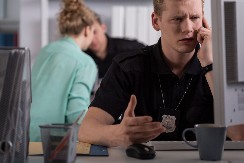 VIC DANA Zvoni telefon u policijskoj stanici, plavuša zvala i uspaničeno javlja...