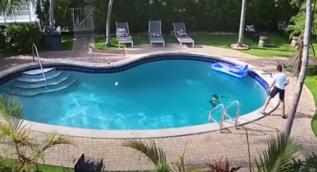 ŠOKANTAN TRENUTAK KADA SE ŠESTOGODIŠNJI DEČAK BORI DA SE NE UDAVI U BAZENU: Rođak ne može da ga spasi jer ne zna da pliva ... (VIDEO)