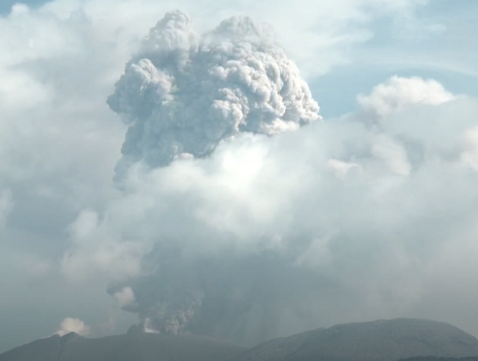 VULKAN IZ BONDA PONOVO ''PROGOVORIO''! Eruptirao prvi put posle šest godina, izbacio pepeo 500 metara uvis! (VIDEO)