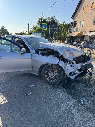 SMRSKAN AUTO POSLE NEZGODE NA PUTU! Naš pevač doživeo tešku saobraćajku - kolegnica i on jedva izvukli živu glavu