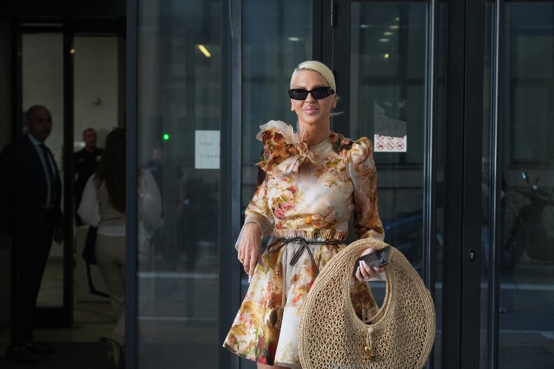 PRIVATNI SNIMAK JELENE KARLEUŠE IZAŠAO U JAVNOST Muškarac se vidi u staklu, komentari se samo nižu, a jedan detalj raspametio sve! (VIDEO)