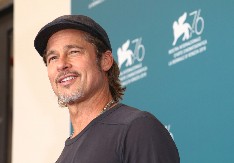 BRED PIT PROGOVORIO O GEJ ISKUSTVU Voditelj zanemeo u studiju nastao muk