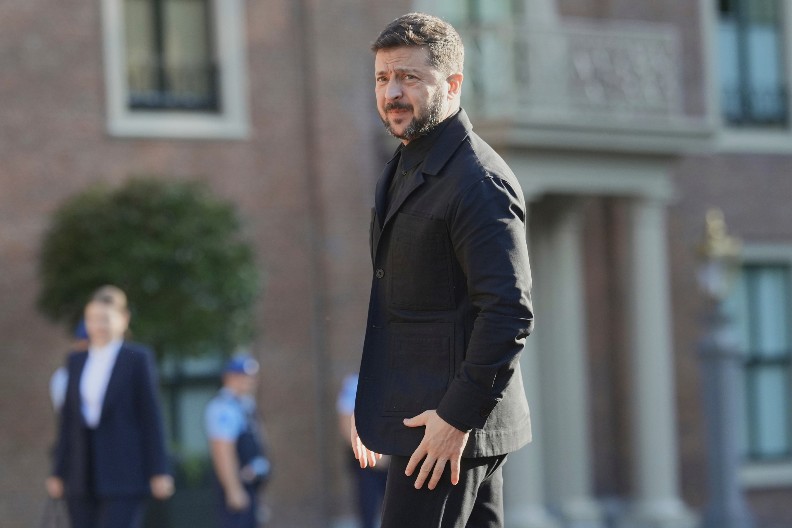 INTERNET JE UPRAVO EKSPLODIRAO Zelenski se pojavio u Hagu u odelu, Amerikanci otkrivaju razlog (VIDEO)