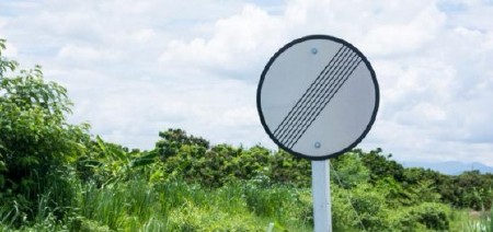 VEĆINA SRBA IGNORIŠE OVAJ SAOBRAĆAJNI ZNAK, A MOŽE VAM SPASITI ŽIVOT Znate li šta znači kad ga vidite na putu?