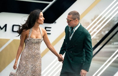 SADA ZNAMO KO KOSI, A KO VODU NOSI  Bred Pit ovakav nije bio ni pored Anđeline, jasno je kome je pripala dominacija u vezi!