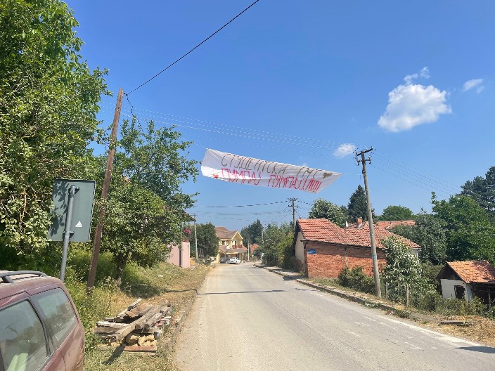 BLOKADERI OPSEDAJU VARDU (FOTO)