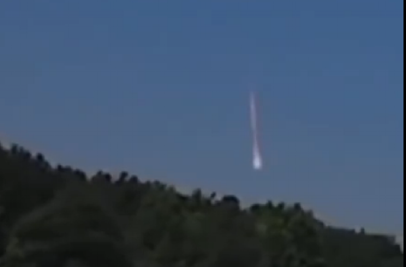 MISTERIOZNE VATRENE LOPTE IZNAD SAD! Ljudi u panici gledali u nebo (VIDEO)