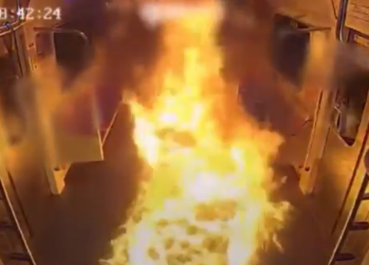 ZAPALIO VAGON PUN LJUDI, USLEDILA OPŠTA PANIKA Snimak otkriva koliko je tragedija bila blizu (VIDEO)