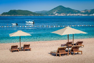 TURISTE U CRNOJ GORI SAČEKALE ŠOK CENE Samo ležaljke koštaju 25 evra