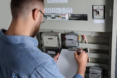 VIC DANA Halo, vi ste električar?