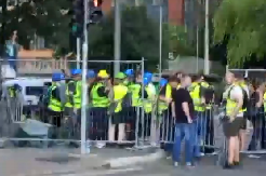 BLOKADERI SPREMNI ZA NASILJE, PROVOCIRAJU POLICIJU NA SRAMAN NAČIN... Nose šlemove i maske, pogledajte šta rade! (VIDEO)