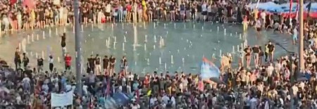 SRAMOTNE SCENE I SKANDALOZAN PERFORMANS! Blokaderi stoje u fontani tokom odavanja pošte žrtvama iz Novog Sada VIDEO