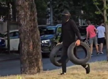 SLUPALI ČOVEKU AUTO! Blokaderi iz Zemuna prave haos: Zaustavili saobraćaj, zabarikadirali se (VIDEO)