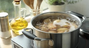 OVO DODAJU U VODU ISKUSNI KUVARI DA DOBIJU NAJBOLJI KROMPIR Samo 1 sastojak popravlja ukus, plus se ni trunku neće raspasti