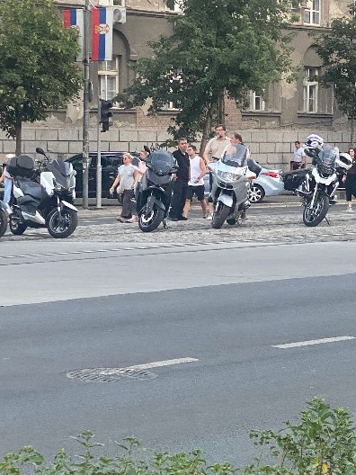 NASILNIK SRĐAN NOGO SE POJAVIO NA PROTESTU! Savska ulica kod Palate pravde blokirana! (FOTO)