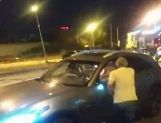 TEROR KOD PANČEVAČKOG MOSTA: Blokaderi izbacili roditelje s bebom iz kola! (VIDEO)