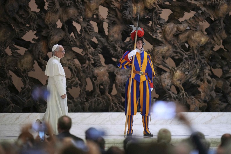 DA LI JE OVO REALNO? VATIKAN U DEFICITU 60 MILIONA €, PAPA SKUPLJA DONACIJE! Nova kampanja nakon skandala oko rasipanja ranije prikupljenih sredstava (FOTO)