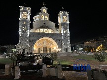 POMAHNITALA ŽENA UDARILA DEVOJČICU I TURKINJU ISPRED CRKVE U PODGORICI, PA ZAĆUTALA Aktivirali se vazdušni jastuci od jakog udarca!