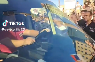 DOKLE IDE LUDILO BLOKADERA?! Napali vozilo Hitne pomoći u pokretu, dok čovek krvav sedi u njemu! (VIDEO)