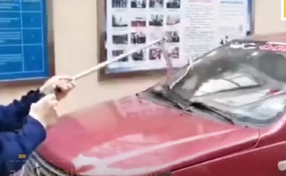 PAZITE! Ovaj znak otkriva da se zmija sakrila u vašem automobilu