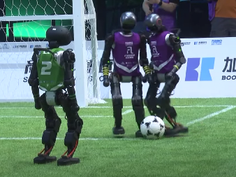 BAŠ SE TRUDE OKO LOPTE Kineski roboti pokazali kako se igra fudbal (VIDEO)