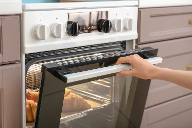 UVEK OVAKO ČISTIM MASNOĆU IZMEĐU STAKLA NA RERNI Sve se skine bez ribanja, rerna zasija kao nova!