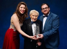 SVAKI DAN TRČI 5 KILOMETARA 10. jula puni 103 godine, a ovo su 6 zlatnih pravila najstarijeg lekara na svetu