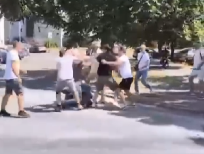 UZNEMIRUJUĆE! BLOKADERI KRVNIČKI TUKU LJUDE U ZEMUNU KOJI ŽELE DA ZAOBIĐU BLOKADU Hitno reagovalo tužilaštvo (VIDEO)