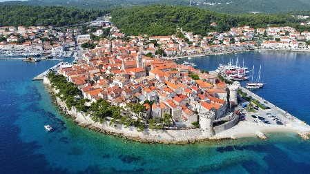 FILIPINKA SE PORODILA SAMA NA KORČULI Ostavila bebu u korpi pored kuće, dete hitno prebačeno helikopterom u Split