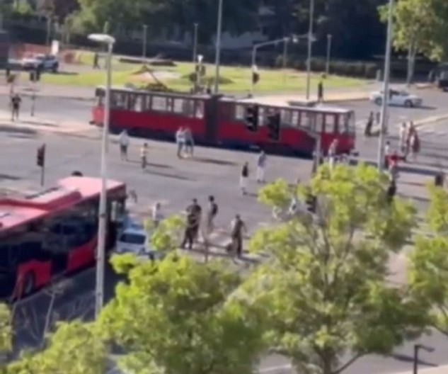 ZBOG BLOKADERA ISPAŠTAJU VREDNI LJUDI SRBIJE! Pogledajte šta desetak zgubidana radi na Novom Beogradu, sve stoji! (VIDEO)