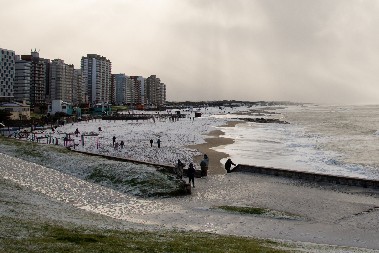 DOK SE EVROPA PRŽI, U OVOJ ZEMLJI LJUDI UMIRU OD HLADNOĆE! Temperatura pala na -18 stepeni, na plažama sneg (FOTO/VIDEO)