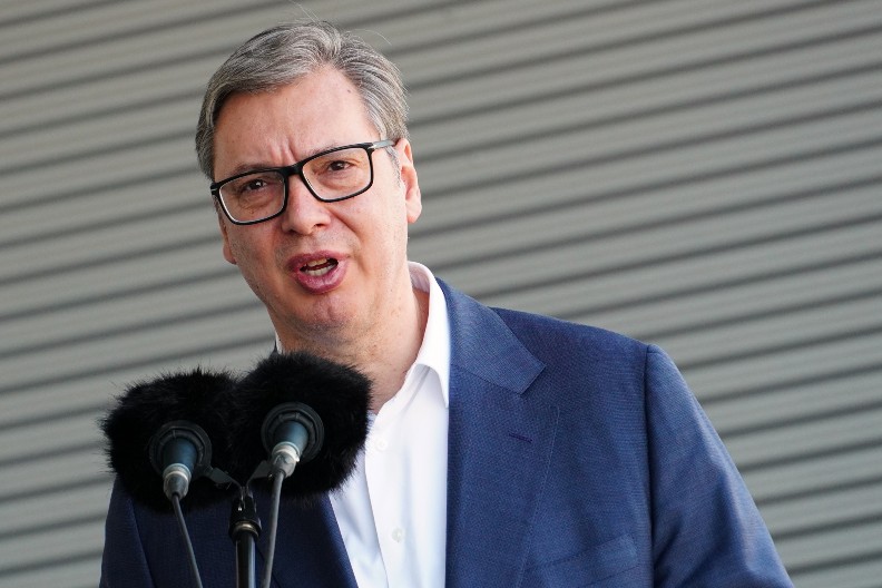 NARODU JE LAKO DA IZABERE Vučić: Ono što mi nudimo su nove fabrike i putevi, ono što oni nude su kontejneri na ulicama i smeće na putu (VIDEO)