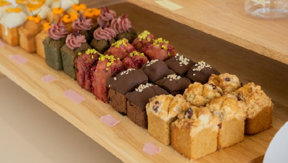 KOLAČ ZA 5 MINUTA OD 3 SASTOJKA Ako mu promenite ovu namirnicu, dobićete desert u različitim bojama