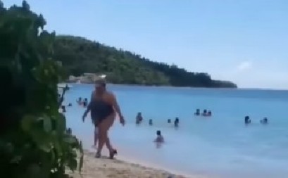 SNIMAK SA PLAŽE KOJI JE ODUŠEVIO INTERNET "Možete da kažete šta hoćete, ali ovo je prava dama!"