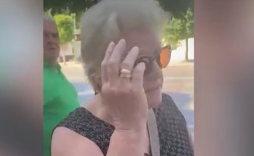 "TE ŽENTURAČE, UMESTO DA NEŠTO RADE, SEDE TU I DUVAJU" Starija Beograđanka besna na blokadere: Nek idu iz Srbije ako im ne odgovara (VIDEO)