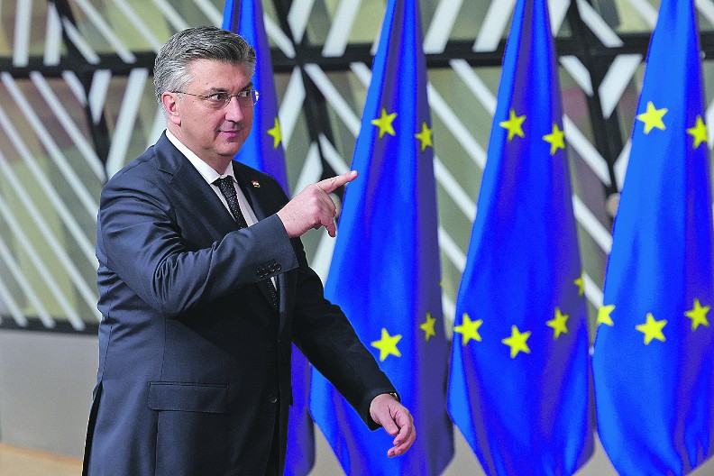 SRAMOTA, DOVEO I DECU! Plenković došao na probu Tompsonovog koncerta, ovo sve govori!