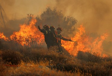 BUKTE POŽARI NA KRITU, KUĆE IZGORELE DO TEMELJA! Evakuisano više od 5.000 ljudi, situacija je alarmantna (FOTO)