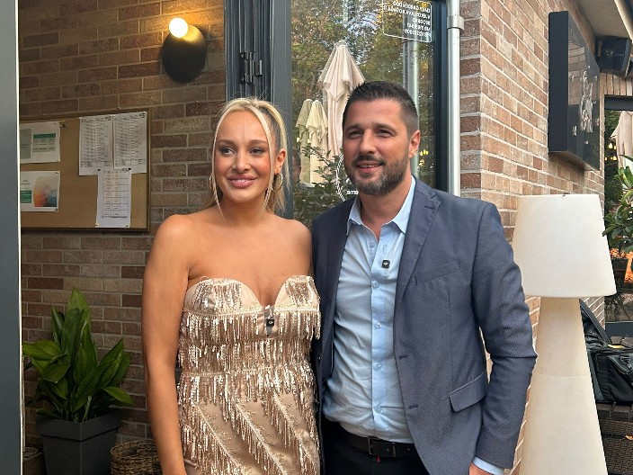 POGLEDAJTE KAKO IZGLEDA VIKENDICA MARKA I LUNE Dnevna soba veličine stana, kamin, bazen i kapija na dugme!