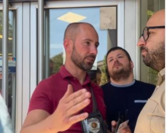 SVAKA ČAST OVOM POLICAJCU! Blokaderi i opozicionari ga okružili, on ih satro argumentima! (VIDEO)