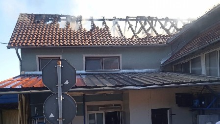 "VIDEO SAM DIM KOJI IZBIJA SA KROVA KUĆE" Radnik Vodovoda sprečio katastrofu