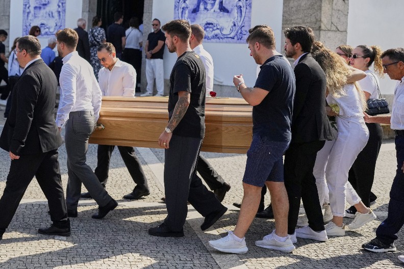 TUGA PARA NEBO Žotina udovica skroz u belom, jecaji i plač odjekuju Portugalom (FOTO)