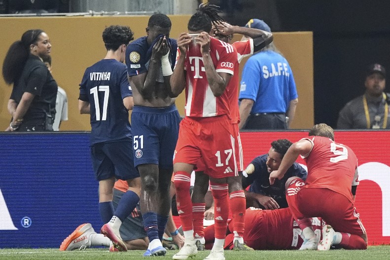 UZNEMIRUJUĆE Jeziva povreda najboljeg igrača Bajerna, golman PSŽ-a mu slomio nogu (VIDEO)