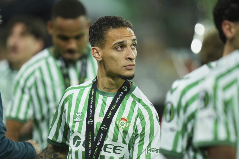 ROMANSA U ANDALUZIJI SE NASTAVLJA? Betis traži rešenje za transfer, igrač pristao na smanjenje plate kako bi se vratio