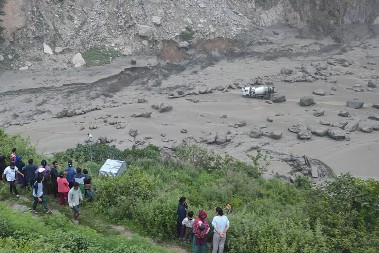 SELO UNIŠTENO NAKON OBILNIH POPLAVA, 18 NESTALIH! Bujica odnela most, kiše ga potopile