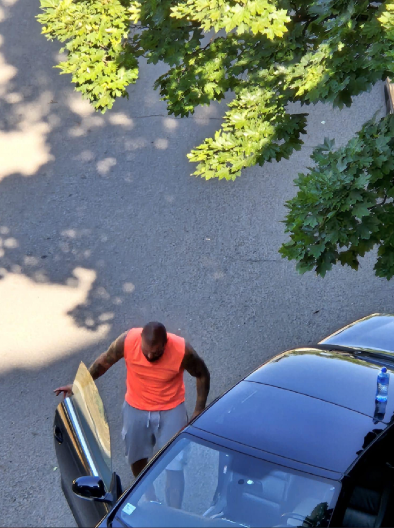 PRIČALO SE DA JE PREVARIO ŽENU U ELITI, A ONDA SE DESIO OBRT Uhvatili smo skandaloznog rijaliti učesnika, evo šta je radio nasred ulice (FOTO)