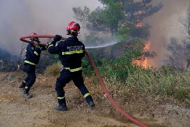 VIKENDAŠ LOPATOM GASIO POŽAR I OSTAO BEZ SVESTI, LEKARI MU SE BORE ZA ŽIVOT Vatra na Ovčanskom putu PROGUTALA 10 hektara useva